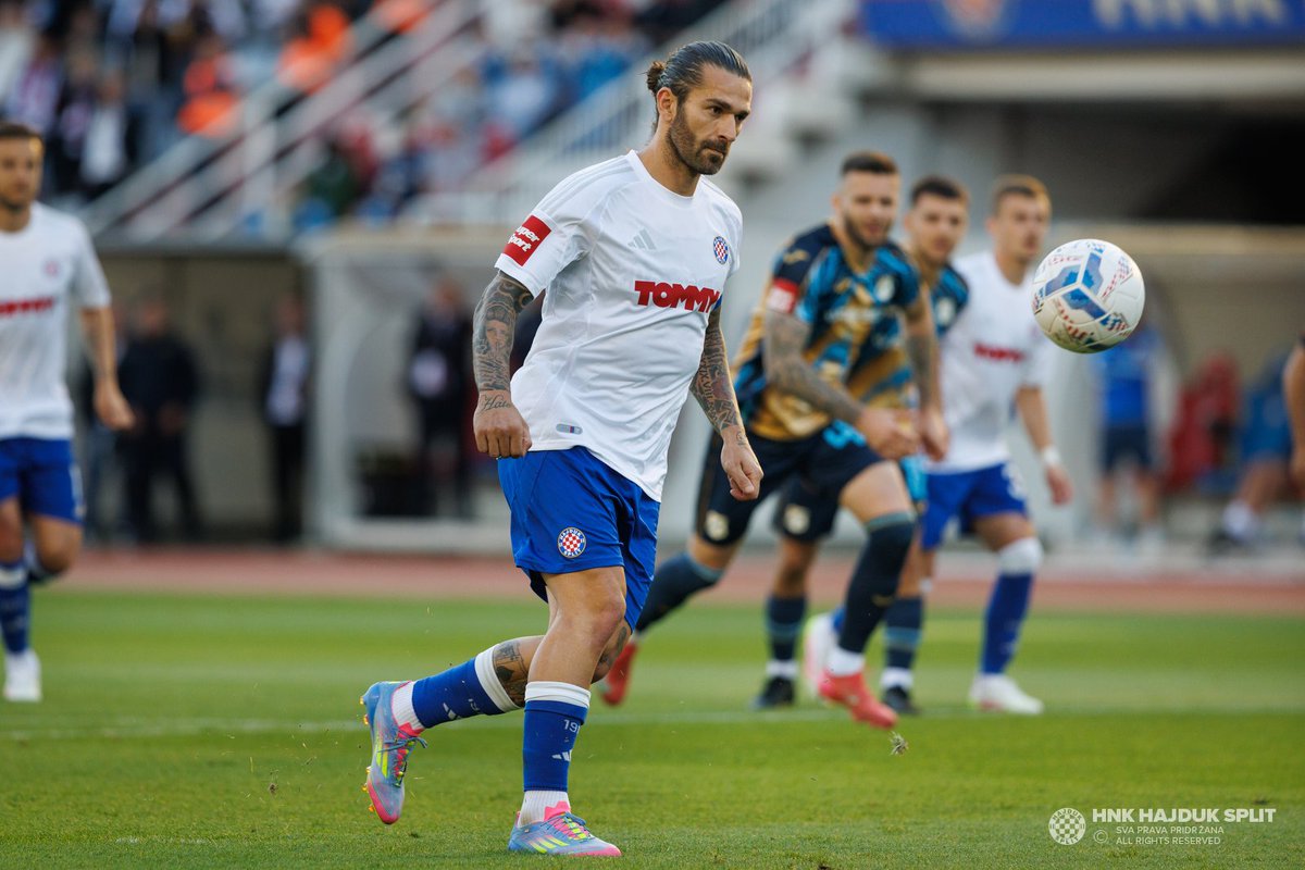 hajduk's tweet photo. Ćaća 🐐👑1️⃣0️⃣ https://t.co/M7J914iJVt