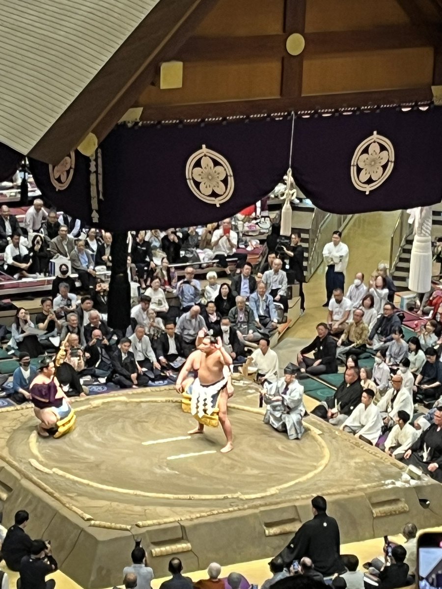 生まれて初めて横綱の土俵入りを見た
おすもうは神事なんだと改めて感じる
なるべきしてなった横綱だと信じてる