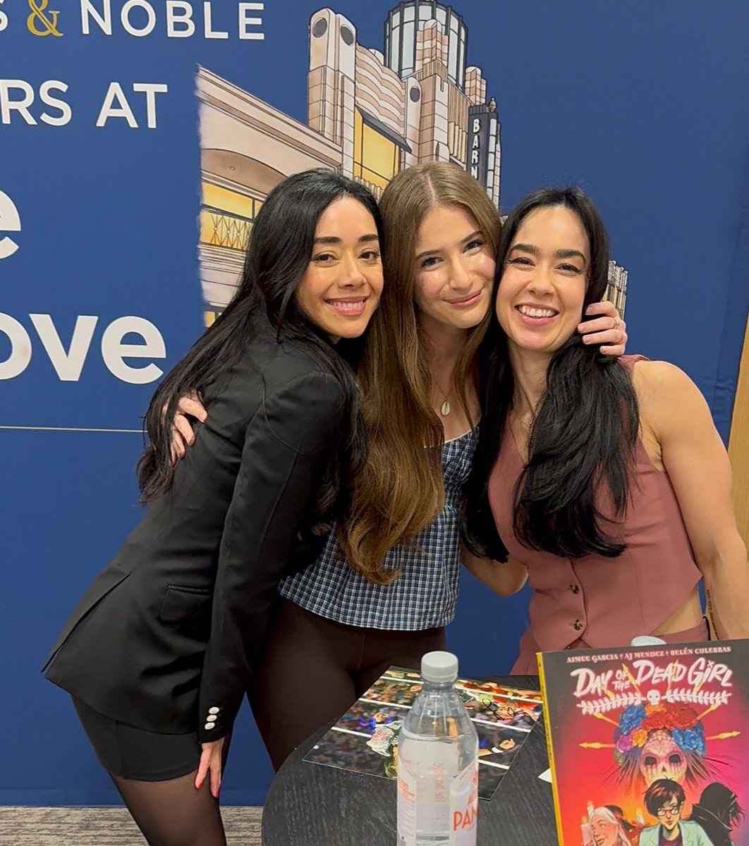 met my icon aj lee for the second time! i love these girls so much and can’t wait to read their comic! so proud 💗🖤🕸️🥹 #dayofthedeadgirl #ajlee #aimeegarcia #wwe #AJLee <a href="/TheAJMendez/">AJ Mendez</a> <a href="/Aimee_Garcia/">Aimee Garcia</a>