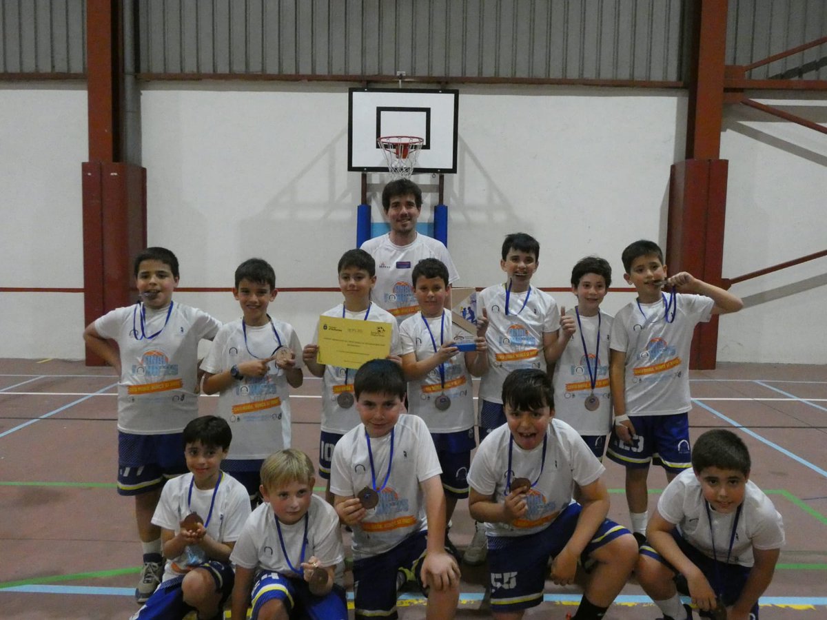 🥉 ¡Somos 𝗧𝗘𝗥𝗖𝗘𝗥𝗢𝗦 de Asturias!
Gran trabajo del equipo benjamín masculino del Santa María del Naranco en la Final Four 🏀
Gracias por vuestro esfuerzo, entrega y compañerismo 💙
¡Orgullo de cole!
#FinalFour2025 #3deAsturias #OrgulloNaranco #Oviedo #Asturias #SMNaranco