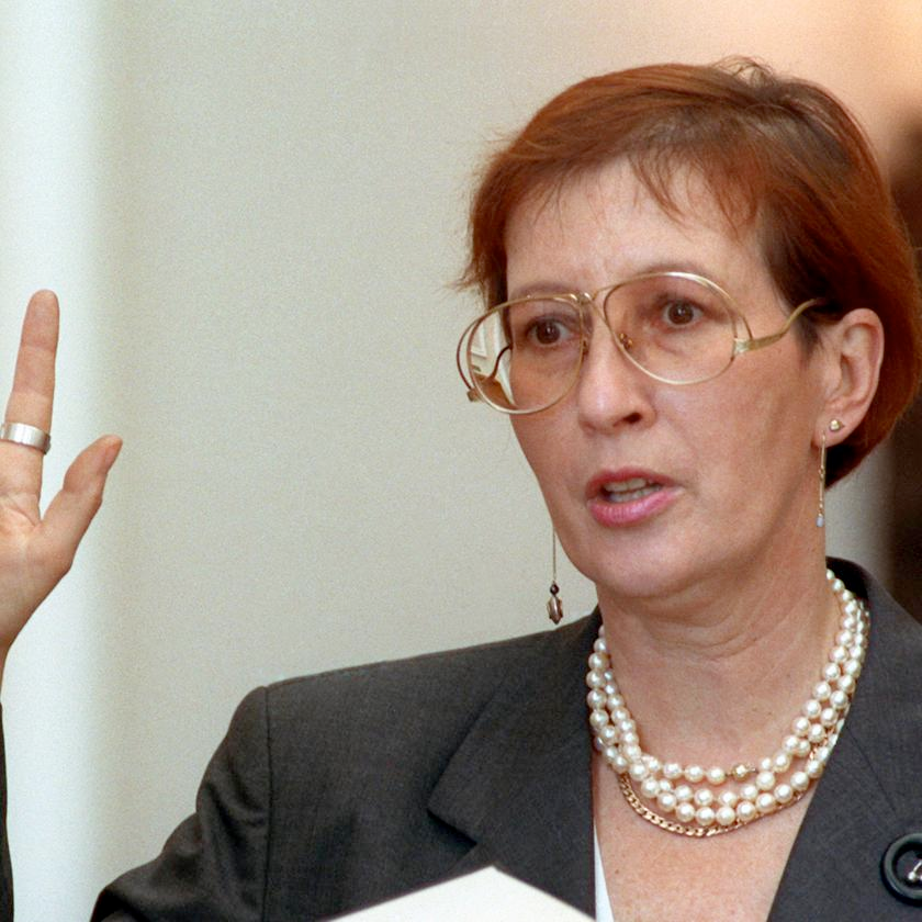 "Sie werden als Frau immer nur dann etwas, wenn Männer eine Sache in den Sand gesetzt haben."   

Vor 32 Jahren wurde Heide Simonis die erste Ministerpräsidentin eines dt.  Bundeslandes (wenn man von Louise Schroeder als Oberbürgermeisterin Berlins mal absieht) #DieErstenihrerArt