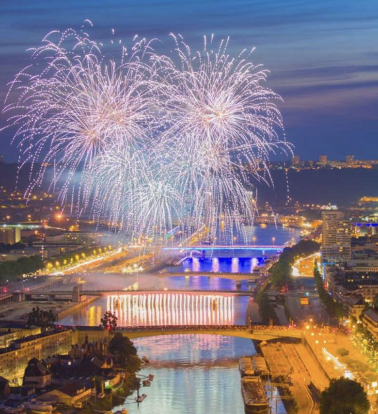 CerfiaFR's tweet photo. 🇫🇷🎇 FLASH | Des élus de Rouen dénoncent le coût « colossal »  (11 millions d’euros) d’un spectacle de Thomas Jolly prévu pour le 14 Juillet, financé à 50 % par la Ville et la Métropole. Cet argent « pourrait être investi pour répondre aux besoins du quotidien », regrette une élue.
