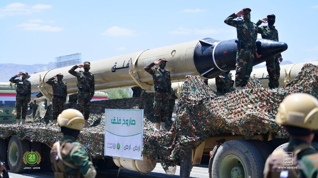 فَأَوۡحَيۡنَآ إِلَىٰ مُوسَىٰٓ أَنِ ٱضۡرِب بِّعَصَاكَ ٱلۡبَحۡرَۖ فَٱنفَلَقَ فَكَانَ كُلُّ فِرۡقٖ كَٱلطَّوۡدِ ٱلۡعَظِيمِ ٦٣