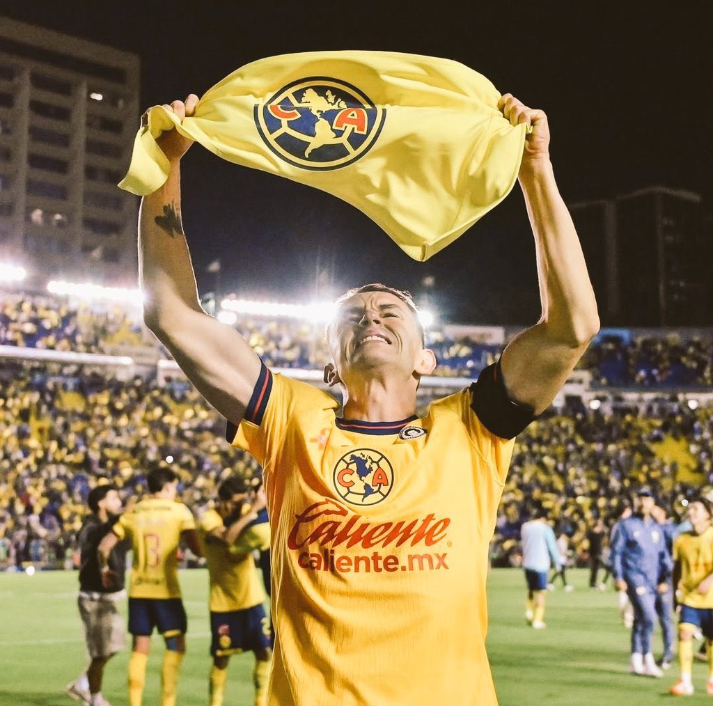 JessEspitia27's tweet photo. Fidalgo es igual de fotogénico que Maradona, ninguno tiene postales feas. El cabrón puede hacer un álbum con imágenes súper icónicas. Tan solo estas son de hoy. https://t.co/kRY5vK0qp5