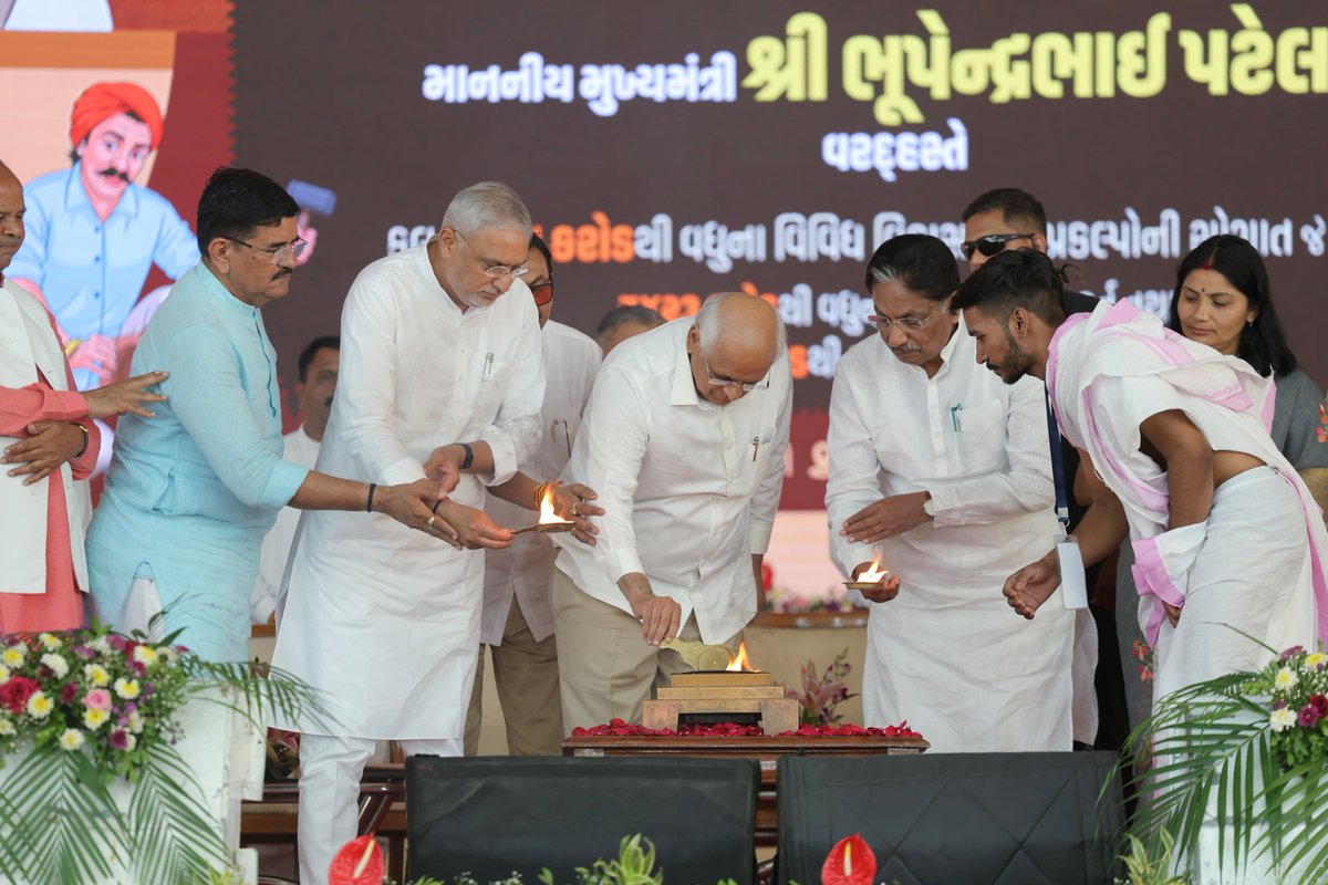 CMOGuj's tweet photo. મુખ્યમંત્રી શ્રી ભુપેન્દ્રભાઈ પટેલના વરદ્હસ્તે વિસનગર ખાતે રાજ્યના મંત્રીશ્રીઓ તથા અન્ય મહાનુભાવોની ઉપસ્થિતિમાં કુલ ₹495 કરોડથી વધુના વિવિધ વિકાસ પ્રકલ્પોના લોકાર્પણ તથા ખાતમુહૂર્ત સંપન્ન કરવામાં આવ્યા હતા.

મુખ્યમંત્રીશ્રીએ આ પ્રસંગે વિસનગર બાયપાસ રોડ પ્રોજેક્ટ અંતર્ગત જમીન સંપાદનના વળતરના ચેક જમીનધારક ખેડૂતોને અર્પણ કર્યાં હતા તેમજ આ વિસ્તારના ટીબીના દર્દીઓને નિ:ક્ષય કીટ તેમજ સગર્ભા-ધાત્રી માતાઓને પોષણ કીટનું વિતરણ કર્યું હતું.