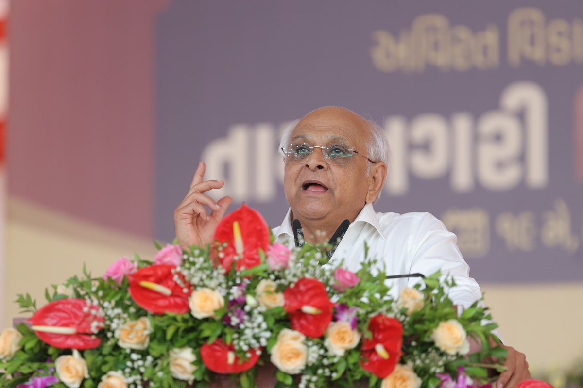 CMOGuj's tweet photo. મુખ્યમંત્રીશ્રીએ આ પ્રસંગે જણાવ્યું હતું કે, માનનીય વડાપ્રધાન શ્રી નરેન્દ્રભાઈ મોદીએ 'નાગરિક દેવો ભવ:'ના મંત્ર સાથે સરકાર સામે ચાલીને નાગરિકોને સેવાઓ પૂરી પાડવા પહેલ કરે તેવી કાર્ય સંસ્કૃતિનું ઉદાહરણ પૂરું પાડ્યું છે. તેમણે વિસનગરમાં થનાર વિકાસ કામોની રૂપરેખા આપવાની સાથે રાજ્યમાં વિકાસની યાત્રાને આગળ ધપાવવા ટીમ ગુજરાતની પ્રતિબદ્ધતા વ્યક્ત કરી હતી તેમજ માનનીય વડાપ્રધાનશ્રીએ આપેલ નવ સંકલ્પોને અનુસરવા આહવાન કર્યું હતું.