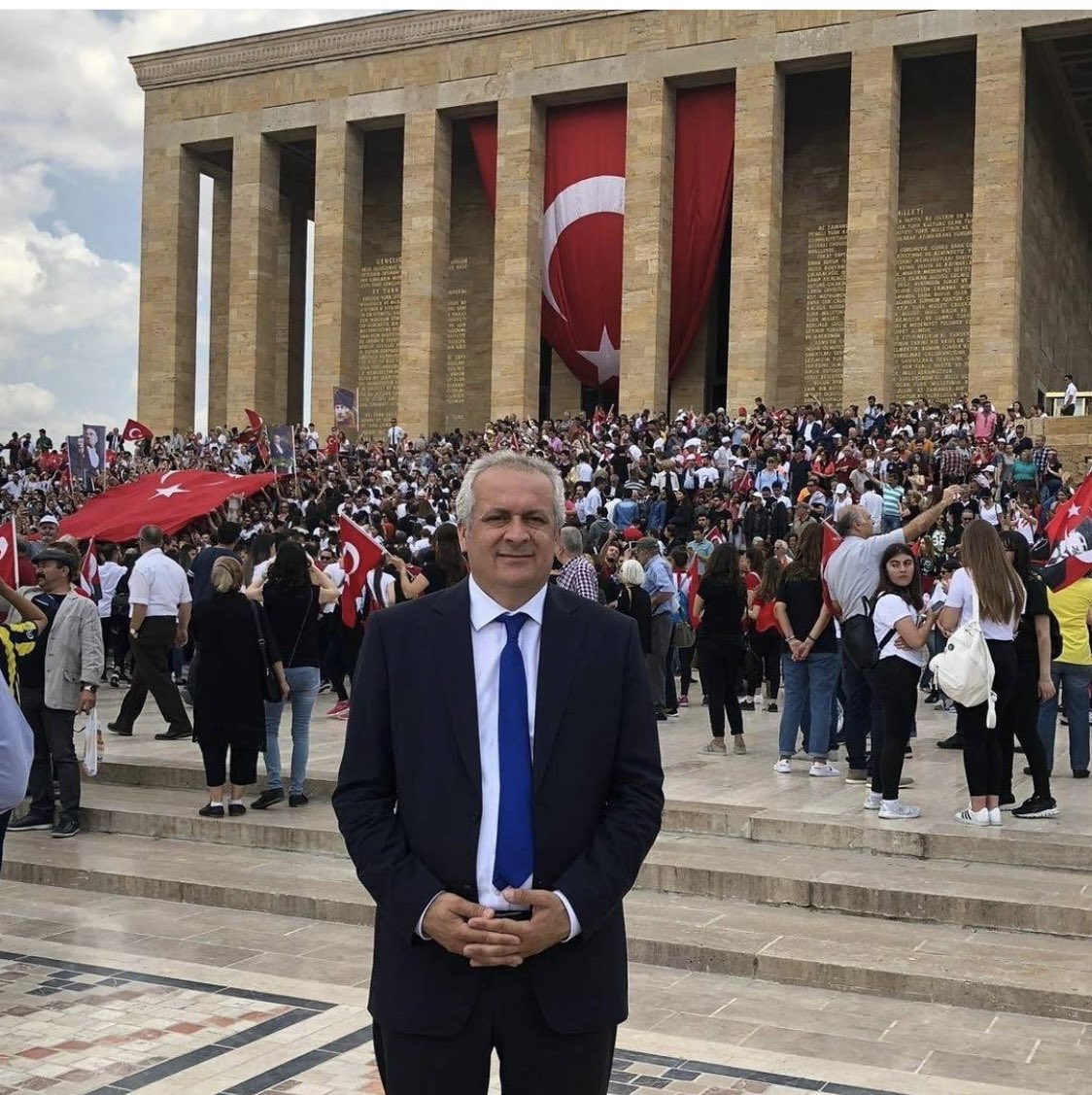 19 Mayıs 1919 bir varoluş destanıdır.Mustafa Kemal Atatürk başta olmak üzere tüm milletimizin 19 Mayıs Atatürk’ü Anma ve Gençlik ve Spor Bayramı’nı kutluyor; bu vatan için canını vermiş tüm şehitlerimizi bir kez daha şükran, minnet ve rahmetle anıyorum.