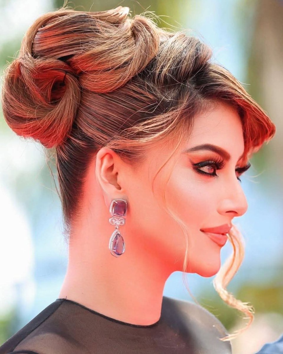 Dinesh_Sharma52's tweet image. Cannes 2025 के रेड कार्पेट पर उर्वशी रौतेला का जलवा! इस बार उर्वशी रौतेला ने एक कस्टम ब्लैक टैफेटा कॉउचर ड्रेस पहनी जिसे मशहूर ब्राइडल ड्रेस डिजाइनर Naja Saade ने डिजाइन किया है.

#UrvashiRautela #Cannes2025 #BlackGown #RedCarpetGlam #FashionGoals #ATPhotoblog