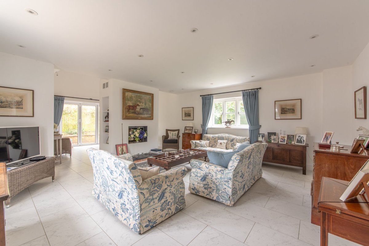 JamieLedwith's tweet image. Unfathomably busy this week with property shoots, floor plans and 3D tours - everyone wants to sell their houses at this time of year. Who you gonna call? 

Don't call the Ghostbusters. Call me.

#interiordesign #photographers