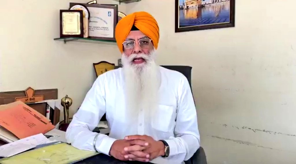 NewsAlgebraIND's tweet photo. BIG BREAKING NEWS 🚨 SGPC General Secretary Gurcharan Singh Grewal asks Govt to take action against Dhruv Rathee.

Dhruv Rathee in TROUBLE !!

SGPC condemned the video made by YouTuber Dhruv Rathee and stated that "Sikhs do not need his AI based promotions to tell Sikh history"

He further said that "Dhruv Rathee distorted several major facts, including those related to Guru Tegh Bahadur Ji’s martyrdom and Baba Banda Singh Bahadur"