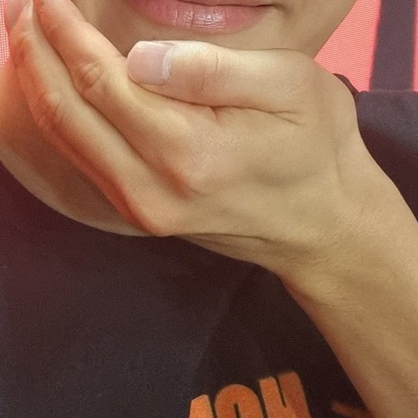 아궁빵 비하인드
천사 홀리님께 셀카 대리구매 부탁하면서 ”아 근데 호원 아궁빵은... 모르겠죠...?“ 하고 윙크나 부탁드린다며 포기했는데 > 호궁빵을 얻는다면 레어템 각이라고 생각했거든요😇 근데 친히 그것을 얻어다주시고 호원이 남발하게 되면서 더이상 레어템이 아니게 된 사건이다