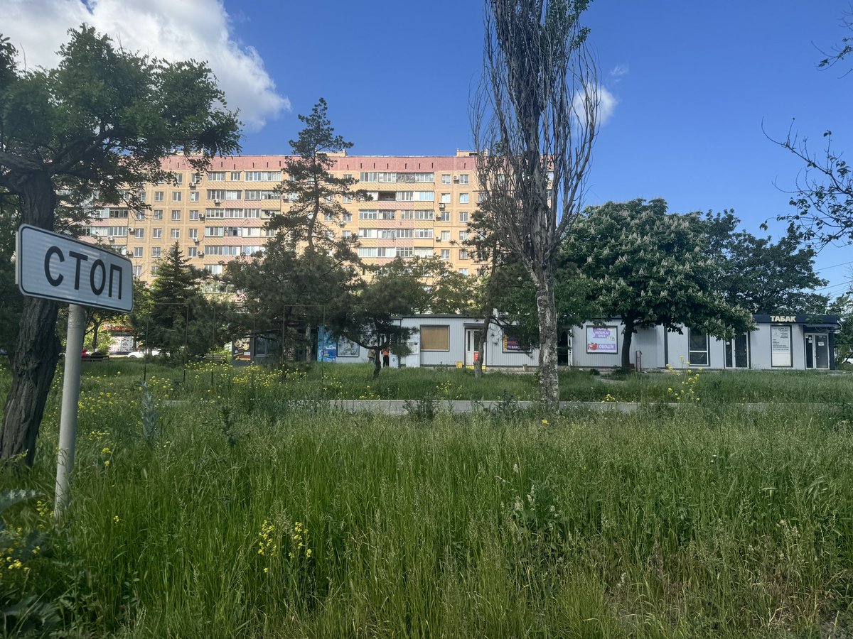 leon_elk's tweet photo. Проехался по Марику в поисках МРТ. Обычный южнорусский городок, народу полно, всё везде строится, с дороги никаких разрушений уже не видно. Украиной тут и не пахнет https://t.co/vetXsEFI6i