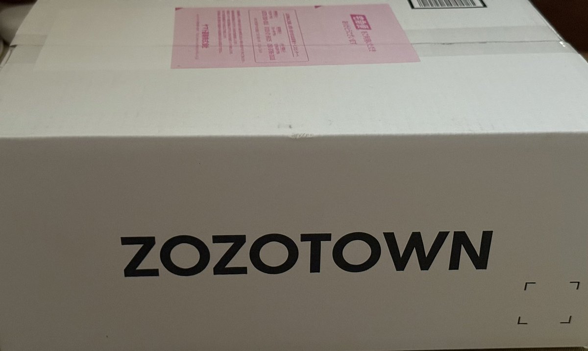 y_umemi08's tweet photo. 初めて届いた- ̗̀📦 ̖́-#ZOZOWEEK箱CP https://t.co/q7TmR7jlgb