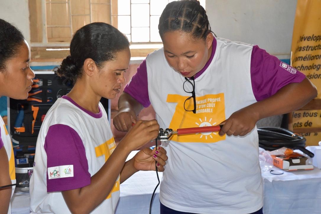 🌍⚡ La délégation du #AfricaMinigrids_Program (AMP) des Comores a été reçue par le Représentant Résident du @PNUD_Madagascar. Objectif: échanger sur les solutions d'électrification rurale via des mini-réseaux durables. Un partenariat clé pour l'#ODD7 #ÉnergiePourTous #AMPComores