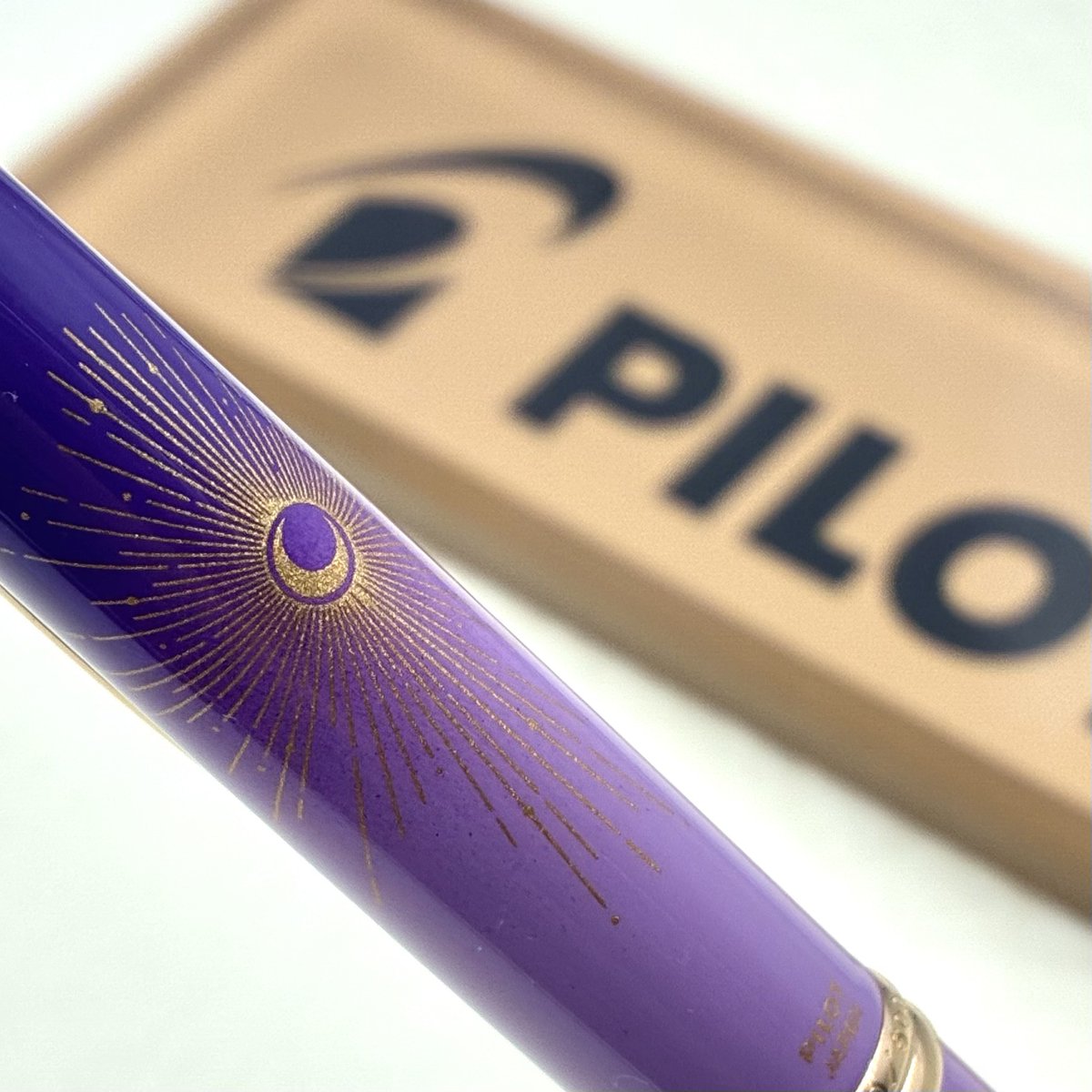 パイロット　PILOT CAPLESS 限定　メタリックバイオレット ✨入荷予告✨ ⁡ これは一体…？🧐🖋 ⁡ PILOTの【Capless】シリーズから