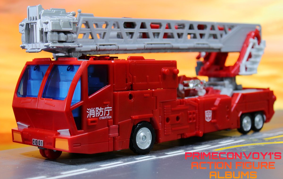primeconvoy1's tweet photo. He turns into a firetruck! 🚒🚒🚒

#Transformers #optimusprime #optimus #fireconvoy #ultramagnus #omegaprime #autobots #toyphotography #actionfigures #hasbro #hasbropulse #haslab #takaratomy #firetruck https://t.co/Fm3w4PrTl0