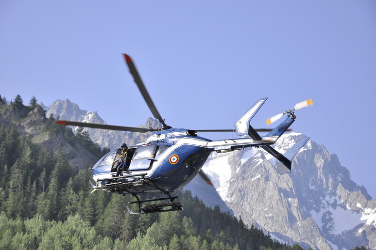 Radio1Rai's tweet image. 🔵 #Chamonix Uno scialpinista di 44 anni è morto sul
versante francese del #MonteBianco, dopo essere caduto in un crepaccio profondo 15 km. Lo rende noto la gendarmeria locale