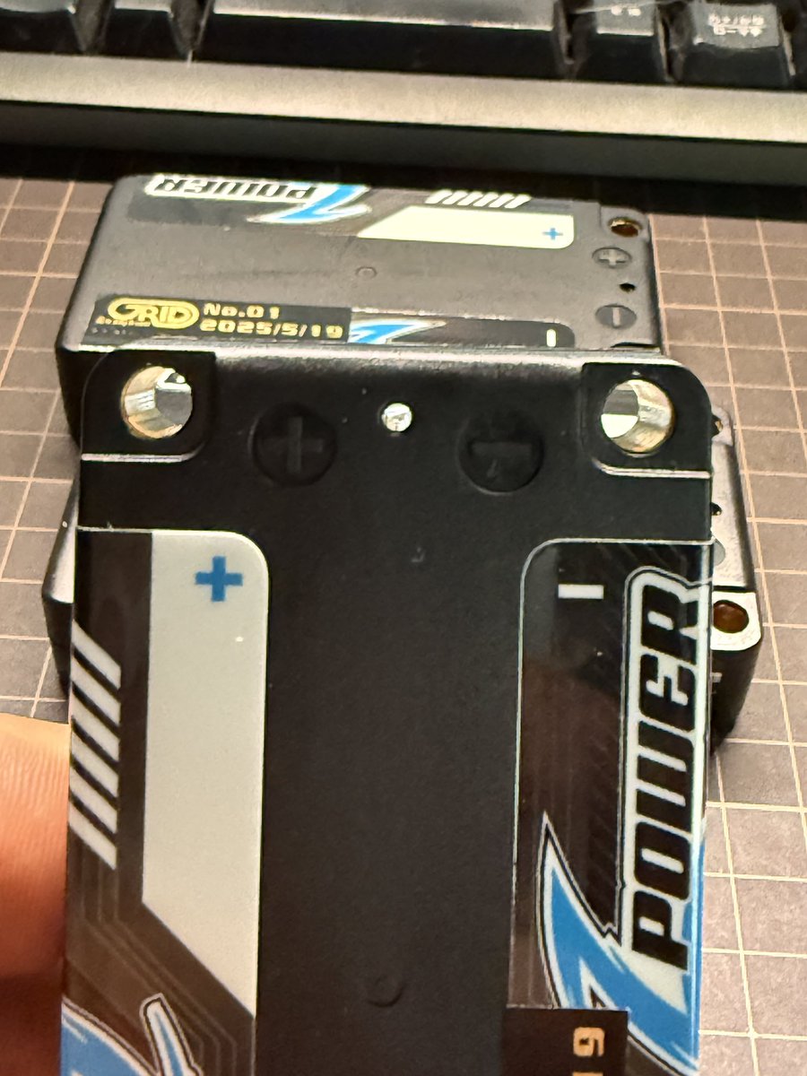 つくパーのクラッシッククラスに参戦のため電池を新調。
TEAM AJのZPOWER！端子が貫通していて両面で使えるんですね！