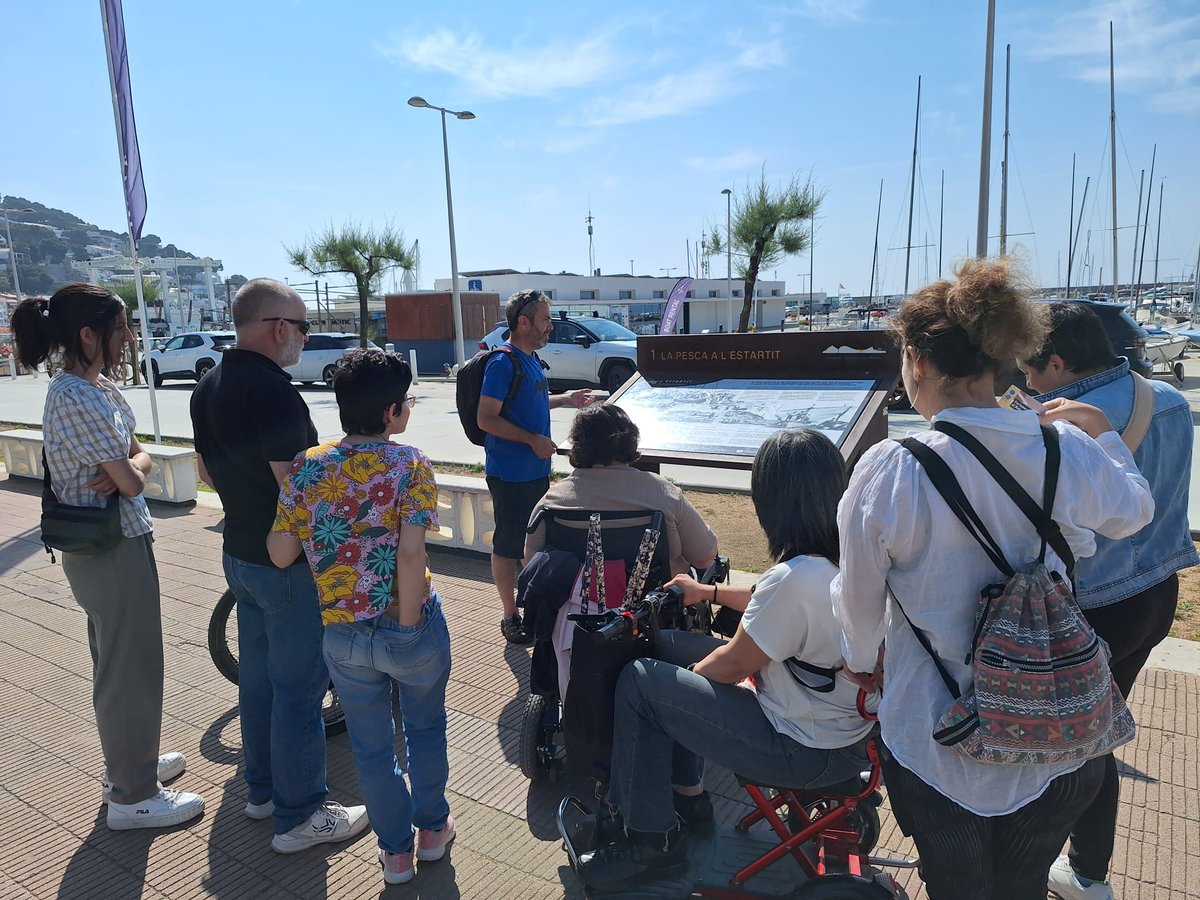 baixemporda_tur's tweet photo. Turisme per a tothom al #BaixEmpordà! 🤝♿️

Ahir vam organitzar la visita guiada ⚓️L'Estartit, Terra de Pescadors. Un passat mariner.⚓️ amb @GrupMifas de la mà de @GisferaCoop.

@VisitEstartit @AjTorroella @catexperience @costabrava
#visitemporda #josocemporda
#TurismeAccessible https://t.co/3hBvIl4i0s