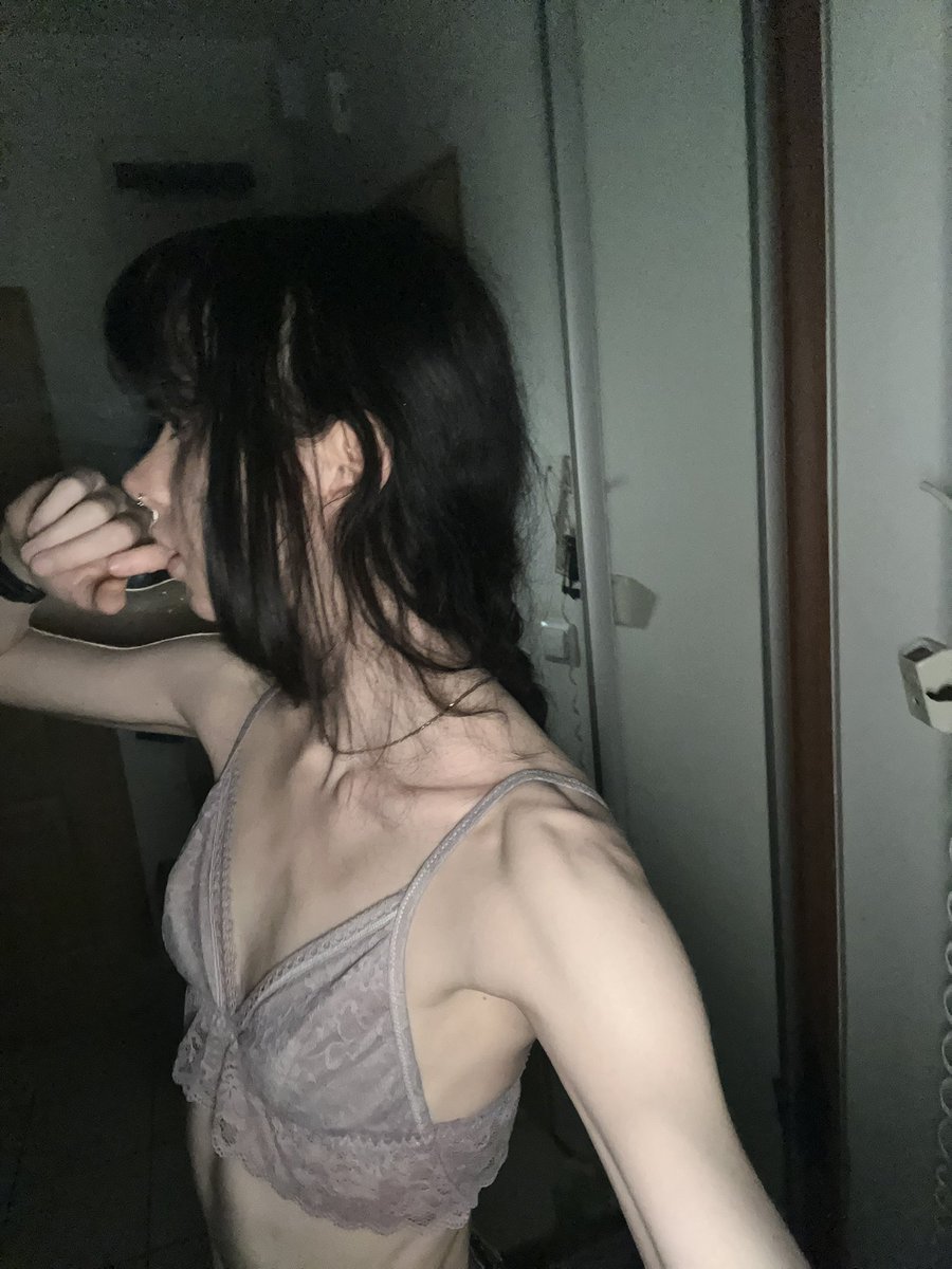 zdechlysosa's tweet photo. tw weird bodycheck for edtwt

i’m going to the bakery to get pastries so ain’t no way imma leave the mid bmi 17s anytime soon https://t.co/u5wYxTLxqZ