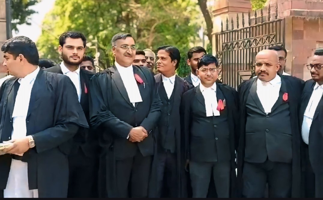 मैं भी वकालत की पढ़ाई कर रहा हूं ...

एडवोकेट अनिल मिश्रा जैसे सीनियर अधिवक्ताओं को देख कर लगता है की अधिवक्ता संघ में ऐसे लीडर होने चाहिए !

बाकी ग्वालियर हाईकोर्ट किसी की बपौती नहीं है,यहां मंगल पांडे और चंद्रशेखर तिवारी आजाद की मूर्ति लग के रहेगी !
