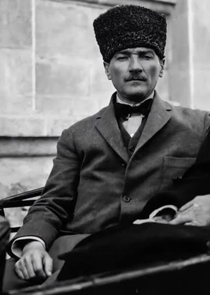 Bu genç insanın kararları, bizlerin ve atalarımızın yaşamı kadar dünyanın gidişatını değiştirdi. Birkaç gün süren Samsun yolculuğu, birçok risk veya ağır tehlikeye rağmen gerçekleşip o güzel şehrimize adım atıldığı an, Büyük Komutan yeni misyonuna kilitlenmiş oldu. Mazlum