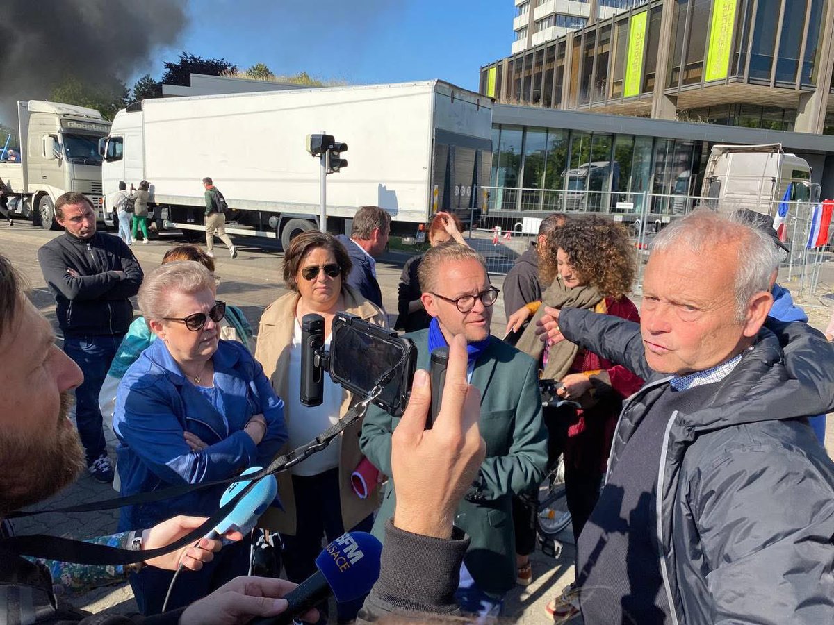 PJakubowicz's tweet photo. Situation inédite. Le Conseil municipal prévu à 10h ce matin est suspendu suite à la mobilisation des #forains de la #Foire Saint-Jean de Strasbourg.
Le rĂ©sultat de plusieurs annĂ©es de dĂ©ni dĂ©mocratique et de mĂ©pris de la municipalitĂ© envers cette profession classĂ©e au patrimoine immatĂ©riel de lâhumanitĂ© et cet Ă©vĂ©nement plusieurs fois centenaire si cher Ă #Strasbourg.
Le dialogue doit ĂȘtre rĂ©tabli au plus vite avec considĂ©ration, franchise et des solutions dĂšs 2025 pour sauver la Foire dĂšs cette annĂ©e !