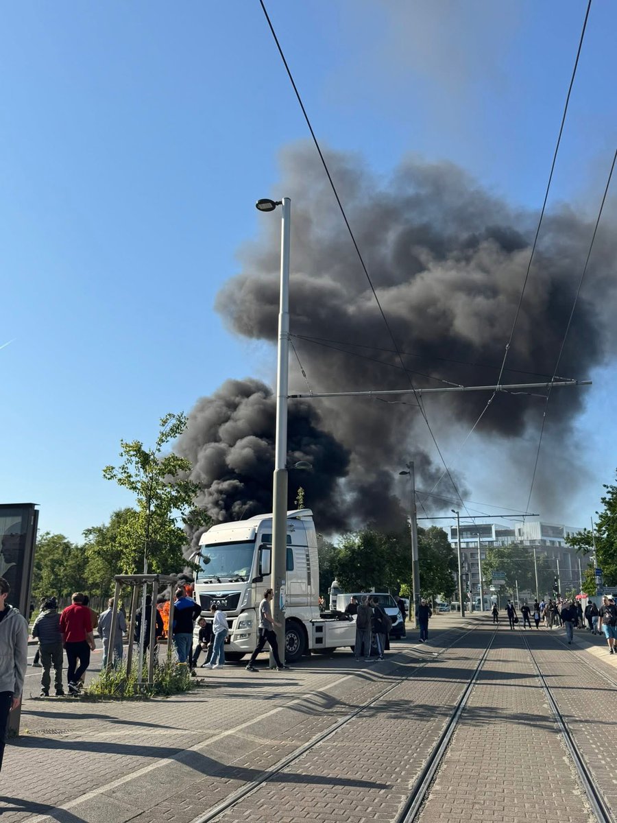 PJakubowicz's tweet photo. Situation inédite. Le Conseil municipal prévu à 10h ce matin est suspendu suite à la mobilisation des #forains de la #Foire Saint-Jean de Strasbourg.
Le rĂ©sultat de plusieurs annĂ©es de dĂ©ni dĂ©mocratique et de mĂ©pris de la municipalitĂ© envers cette profession classĂ©e au patrimoine immatĂ©riel de lâhumanitĂ© et cet Ă©vĂ©nement plusieurs fois centenaire si cher Ă #Strasbourg.
Le dialogue doit ĂȘtre rĂ©tabli au plus vite avec considĂ©ration, franchise et des solutions dĂšs 2025 pour sauver la Foire dĂšs cette annĂ©e !