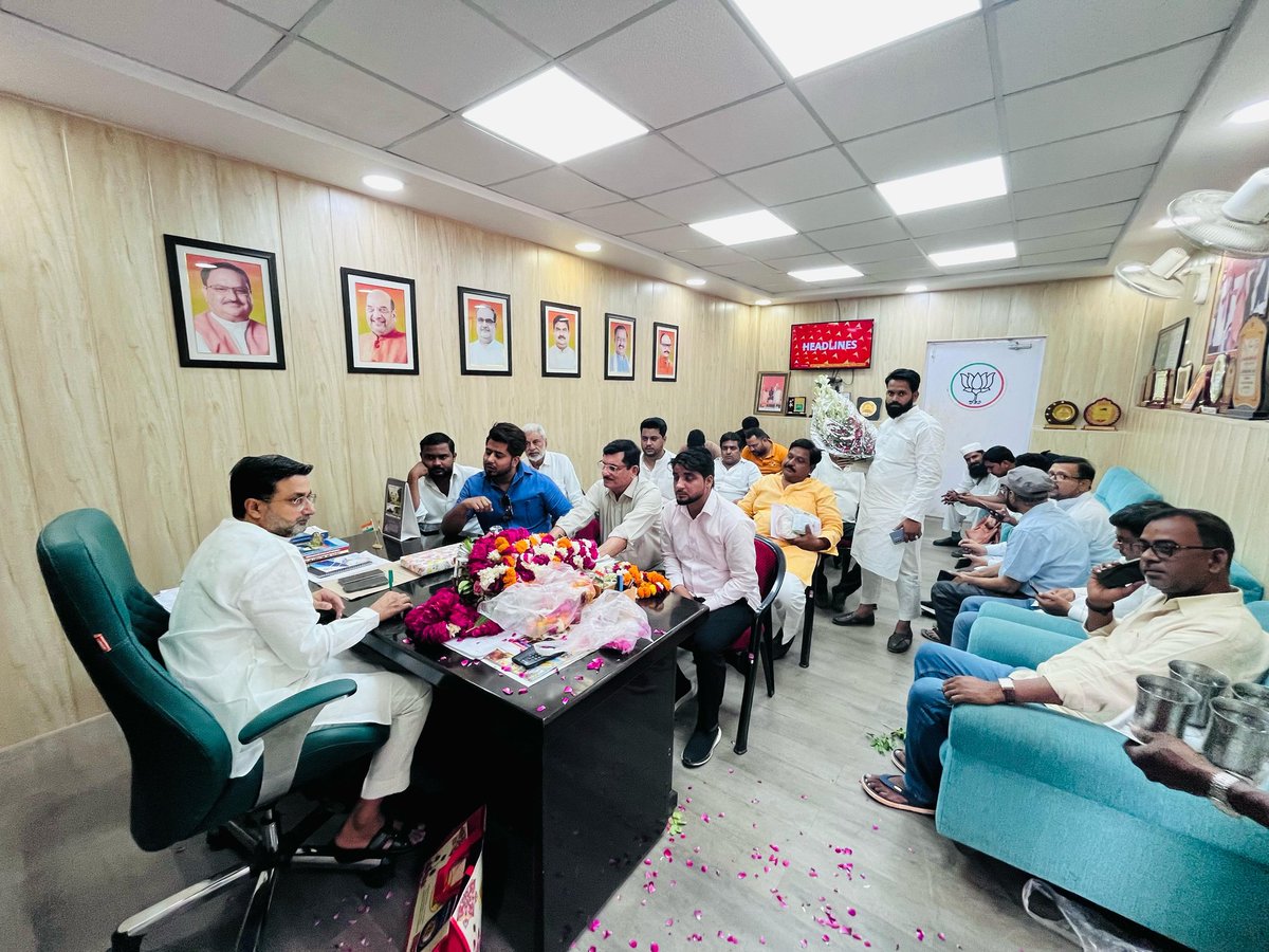 danishazadbjp's tweet photo. #लखनऊ  
आज #राजधानी लखनऊ स्थित सरकारी आवास पर संगठन पदाधिकारियों, कार्यकर्ता भाइयो व प्रदेश भर से आए अल्पसंख्यक समाज के सम्मानितजनो की समस्याएं सुनी एवं त्वरित निस्तारण हेतु सम्बंधित अधिकारियों को निर्देशित किया। https://t.co/gl4n2d2OpA