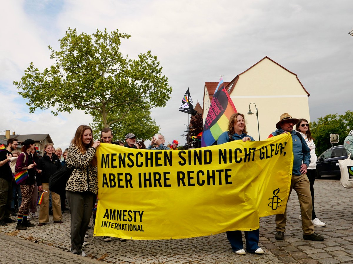 Am Wochenende waren wir bei der #Pride in #Angermünde. 
✊Bedrohung und Gewalt gegen LGBTI+ haben in ganz Deutschland zugenommen. 
✊Stoppt Hass und Ignoranz! 
✊Unterstützt Pride-Demos, gerade in kleinen Städten! Wir sehen uns auf der Straße! #ProtectTheProtest