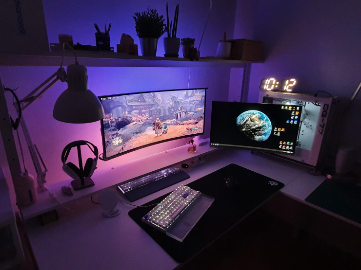 ni8ck88's tweet image. New desk setup complete! Got some decor plants and a lamp from IKEA, plus a surprisingly good Maono microphone (great value for money). Now my workspace feels so much more inspiring! #DeskSetup #HomeOffice #BudgetFriendly