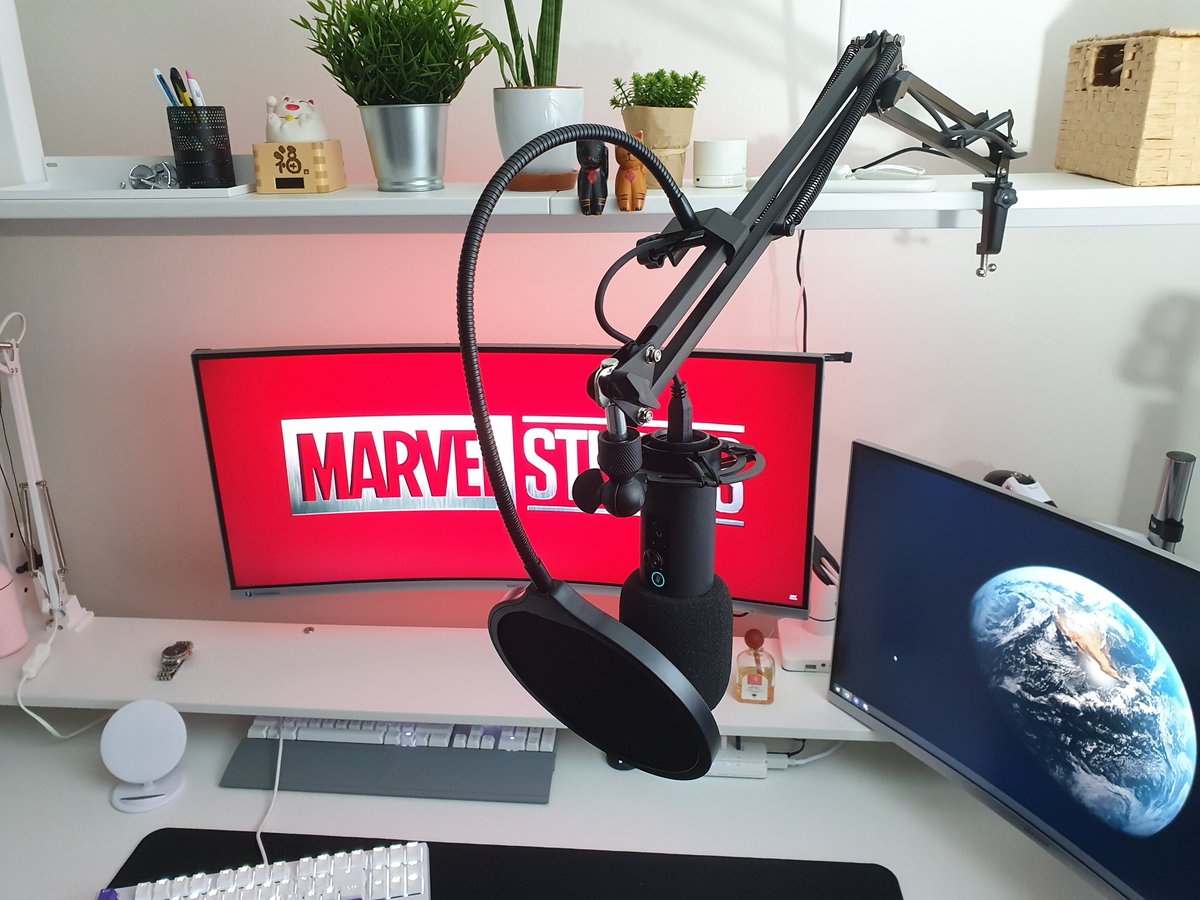 ni8ck88's tweet image. New desk setup complete! Got some decor plants and a lamp from IKEA, plus a surprisingly good Maono microphone (great value for money). Now my workspace feels so much more inspiring! #DeskSetup #HomeOffice #BudgetFriendly