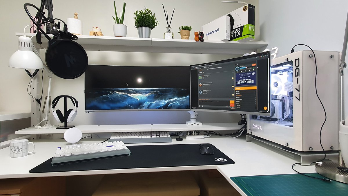 ni8ck88's tweet image. New desk setup complete! Got some decor plants and a lamp from IKEA, plus a surprisingly good Maono microphone (great value for money). Now my workspace feels so much more inspiring! #DeskSetup #HomeOffice #BudgetFriendly