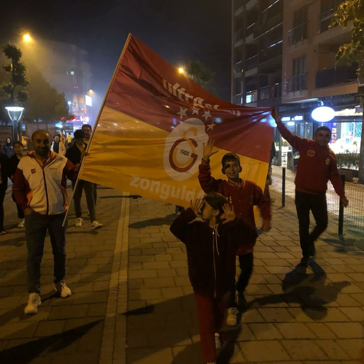Sezon boyunca uzak yakın demeden deplasmanda Sami Yen'de, GALATASARAY'ın izinde Armanın peşinde, olmamız gereken yerde kalemizin arkasındaydık! CEFA çekildi, şimdi SEFA vakti !

#5YıldızlıŞampiyon
#ŞampiyonGALATASARAY
#uAZonguldak
#uAYurtiçi