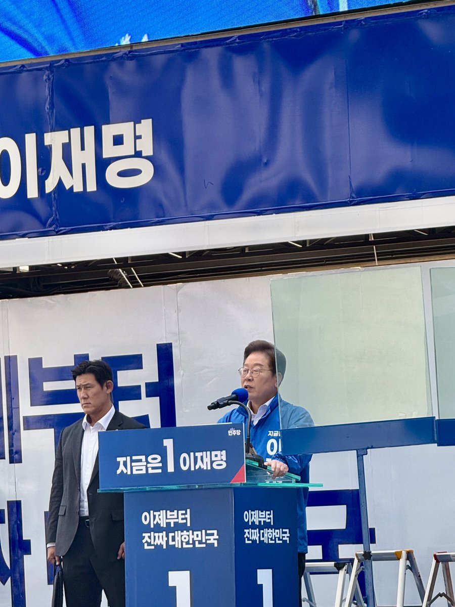 euntwt's tweet image. 용산역 광장에서 유세하신다기에 보러왔는데 방탄유리막 보니 안심이었다. 6월 3일 빨리 와라