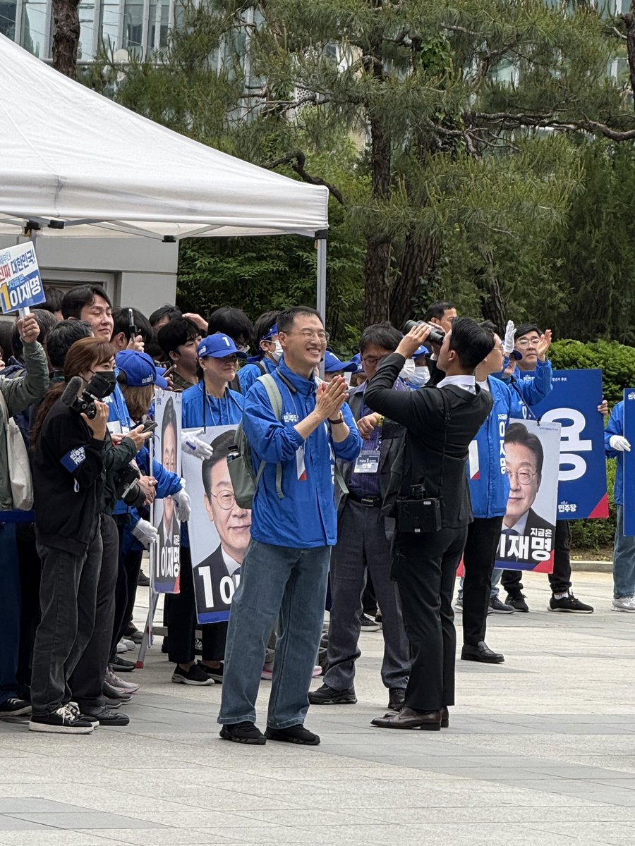 euntwt's tweet image. 용산역 광장에서 유세하신다기에 보러왔는데 방탄유리막 보니 안심이었다. 6월 3일 빨리 와라