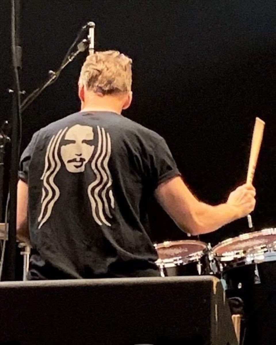 alIisonchains's tweet photo. oh. pearl jam played hunger strike last night and matt was wearing this shirt 🙃 https://t.co/HQ19lvWWWA