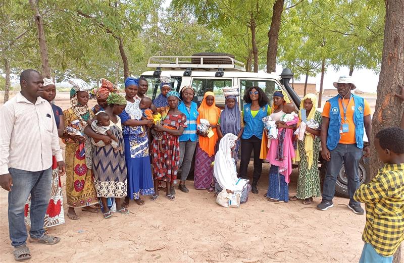 WFP Cameroon (@wfp_cameroon) on Twitter photo #Cameroon 🇨🇲
In Touboro, North Region, <a href="/WFP/">World Food Programme</a> is addressing malnutrition by:
🍚 Providing nutritious food to children (aged 6–59 months), pregnant and breastfeeding women, and adolescent girls.
👩🏽🍳 Educating families on how to prepare enriched porridge and enhance hygiene #Cameroon 🇨🇲
In Touboro, North Region, <a href="/WFP/">World Food Programme</a> is addressing malnutrition by:
🍚 Providing nutritious food to children (aged 6–59 months), pregnant and breastfeeding women, and adolescent girls.
👩🏽🍳 Educating families on how to prepare enriched porridge and enhance hygiene