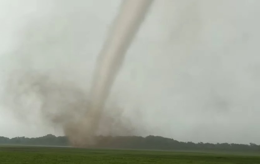 TornadoWIS's tweet image. Photos on the left: tornadoes that occurred on May 4, 2007

Photos on the right: tornadoes that occurred on May 18, 2025

Same towns, similar times, similar tornadoes. History nearly repeated itself tonight.