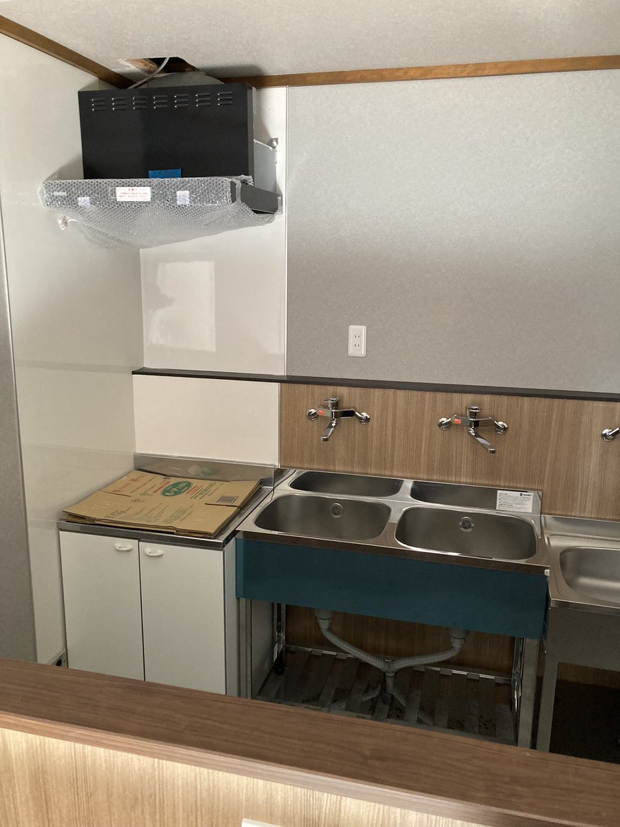 シンクと換気扇が付きました。換気扇はもうちょいかかりそう。