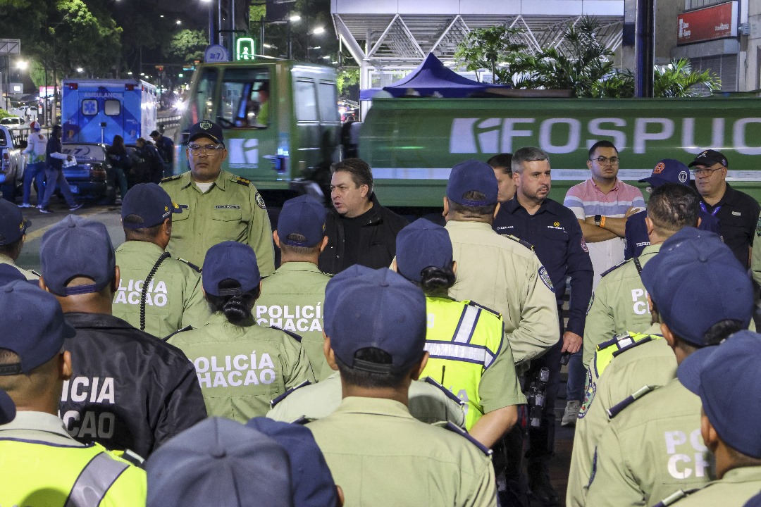 Alcaldía de Chacao (@chacao) on Twitter photo Al culminar el espectáculo musical de <a href="/ilanchester1/">Ilan Chester Oficial</a> este #17Mayo nuestros servidores junto con un equipo de <a href="/fospuca/">Fospuca</a>, desarrollaron una jornada de recolección de desechos y limpieza, dejando el espacio nuevamente impecable.
Nuestro alcalde <a href="/duquegustavoS/">Gustavo Duque Sáez</a> acompañó estás labores. Al culminar el espectáculo musical de <a href="/ilanchester1/">Ilan Chester Oficial</a> este #17Mayo nuestros servidores junto con un equipo de <a href="/fospuca/">Fospuca</a>, desarrollaron una jornada de recolección de desechos y limpieza, dejando el espacio nuevamente impecable.
Nuestro alcalde <a href="/duquegustavoS/">Gustavo Duque Sáez</a> acompañó estás labores.