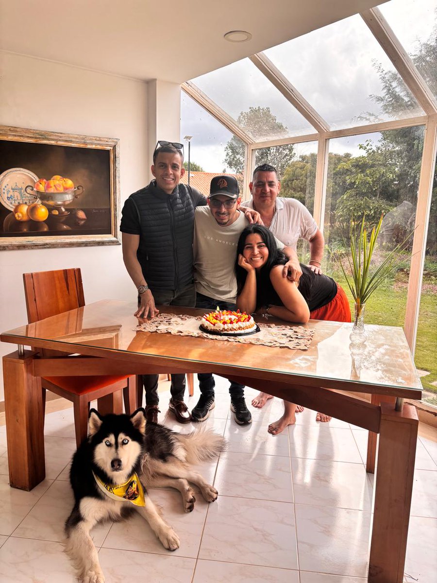 Danielozanortiz's tweet photo. Con la Familia Montagut 🎉🎊. Gracias por la verdadera amistad.
.
.
.
.
.
#amigos #viejito #losantos🙏🏿 #santander #colombia https://t.co/32C0bGNhV6