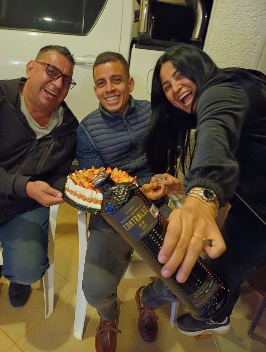 Danielozanortiz's tweet photo. Con la Familia Montagut 🎉🎊. Gracias por la verdadera amistad.
.
.
.
.
.
#amigos #viejito #losantos🙏🏿 #santander #colombia https://t.co/32C0bGNhV6