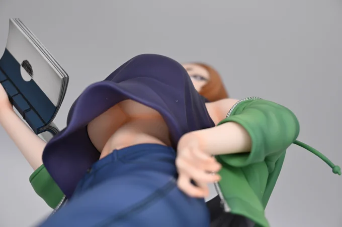 で、余計な口出しの最たるものが「フィギュアは覗き込めてなんぼだろう」という間違った理念の元当初は全く無かったノースリーブのカーテン要素を強制的に導入してもらいました。そのアングルを見たかった。俺は。ちゃんと胸の下のホクロも再現してもらえて満足です。 