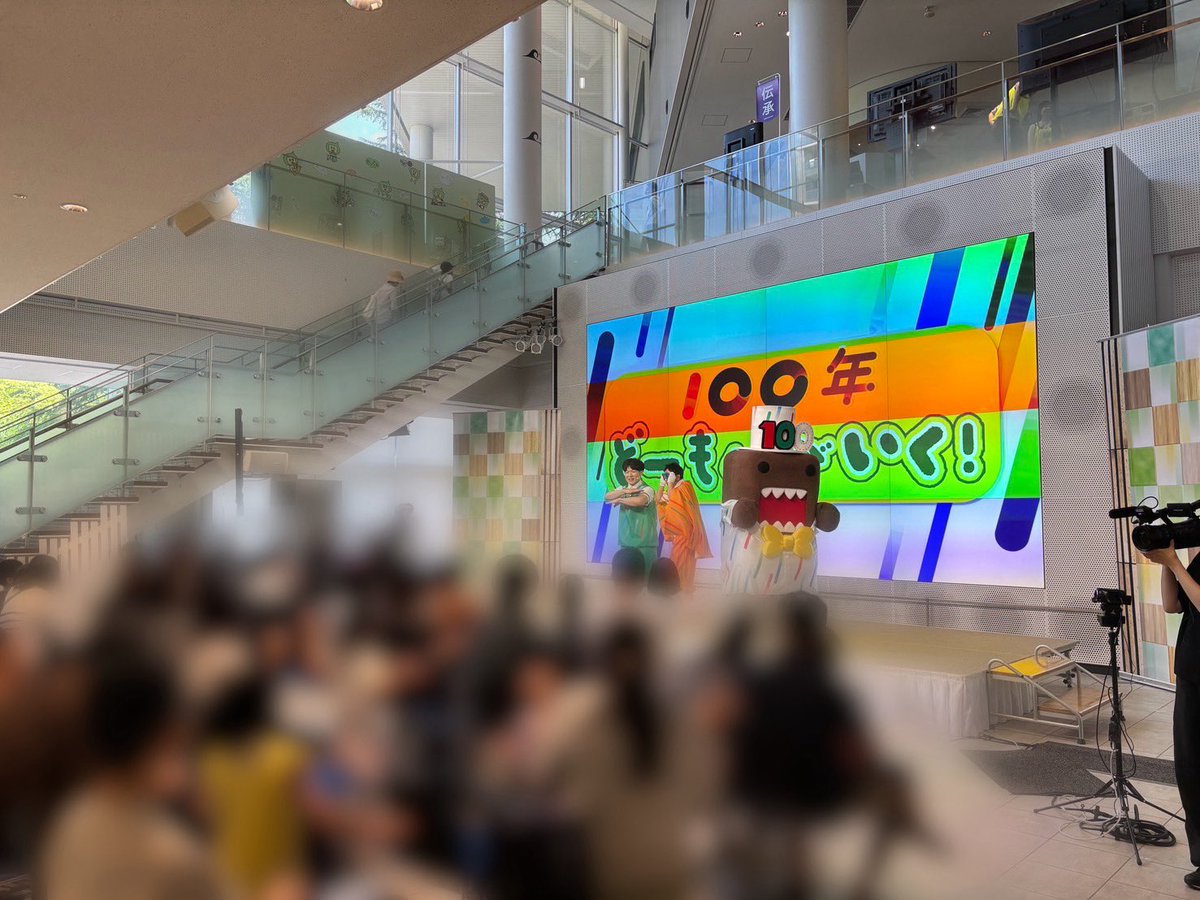 ProWanpakuyama's tweet photo. NHK仙台放送局でのイベント
「100年どーもくんがいく！」の2ステージでした♪
子どもたちの考える表情、親子での時間、そして踊ったり遊んだりの姿がとても素敵でした♪
次はどこの地域に行けるかとても楽しみです😌お近くの際には是非遊びに来て下さいね🌈どーもくん、100年仮面ありがとうー！！ https://t.co/o9s1DjPj1C