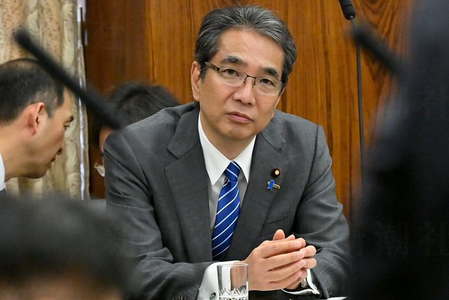 見てみろよ。賢そうに見えるだろ？
アホなんだぜ？
江藤「食糧法に価格の安定は書いてないじゃん（書いてある）」
江藤「米は高いとは言えない。だってサンドイッチの方が高いもん」
江藤「米買った事ないwみんなが沢山くれるから売るほどあるよ」←new

これが大臣。
だから米が高い。
人災確定です。