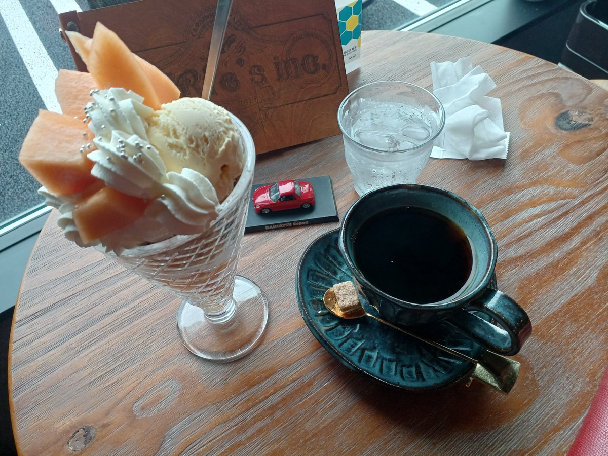 ocha_m7's tweet photo. CARfe's incに行ってきました！
とても素敵な場所でした😍
コペン乗りの名刺もあり見たことある人も居ましたw

パフェ＆コーヒー美味しかった😆
ステッカーとシフトノブ購入～

#コペン乗りと繋がりたい
#carfe's inc https://t.co/HR2HaZacWP