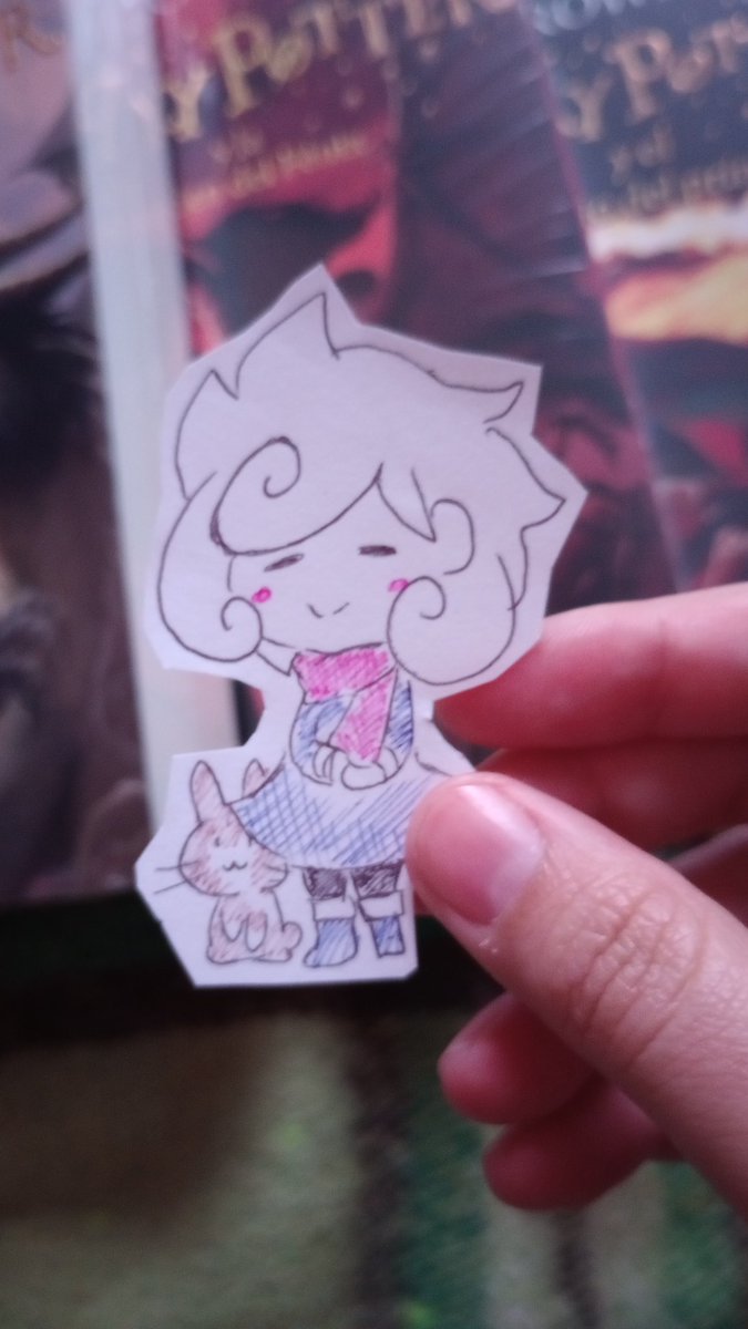 Actualmente trato de acostumbrarme a mi nueva rutina, ya que el mes pasado conseguí trabajo. Ahorita ando tratando de organizarme bien y ahorrar. Estoy considerando usar la tablet aunque sea para hacer unas líneas o garabatos... algo es algo. ❤️‍🩹 ┐(´ー｀)┌