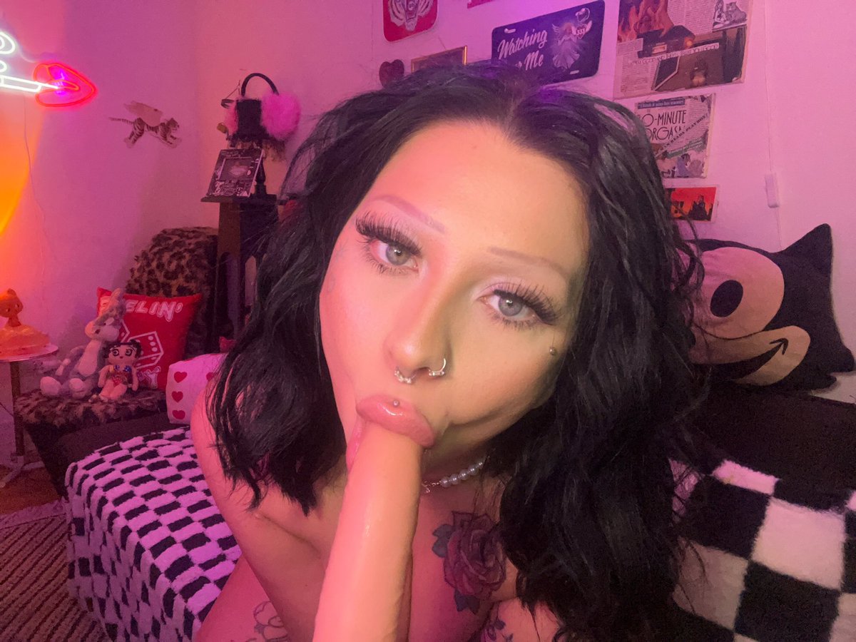 online now dm to play 💕