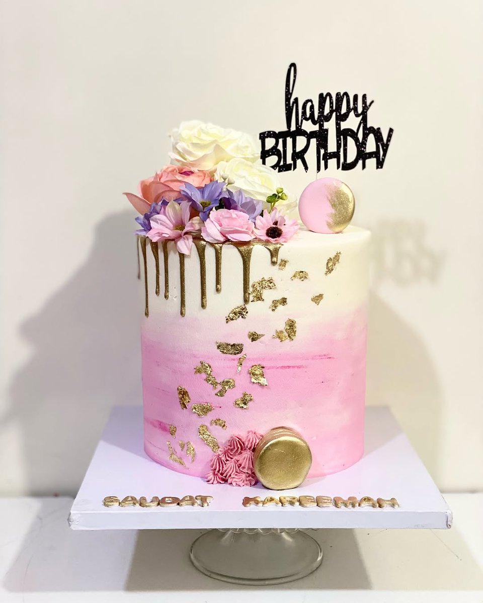 Good Morning! Starting the day with sweet vibes and this stunning birthday cake. The elegant flowers and golden details make it a true showstopper—wishing a day as beautiful as this cake! 🤗❤️
#GoodMorningVibes #BirthdayCakeGoals #CakeArt #FloralCake #GoldenTouch #Viha